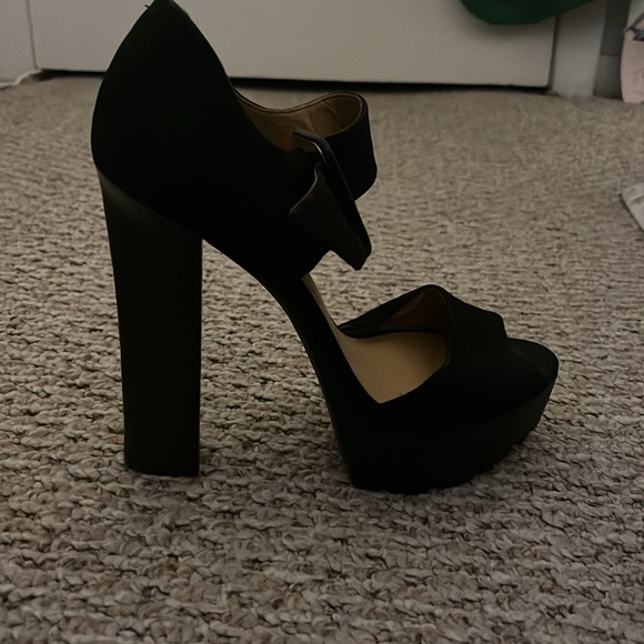 Black, suede heels. - Picture 4 of 4